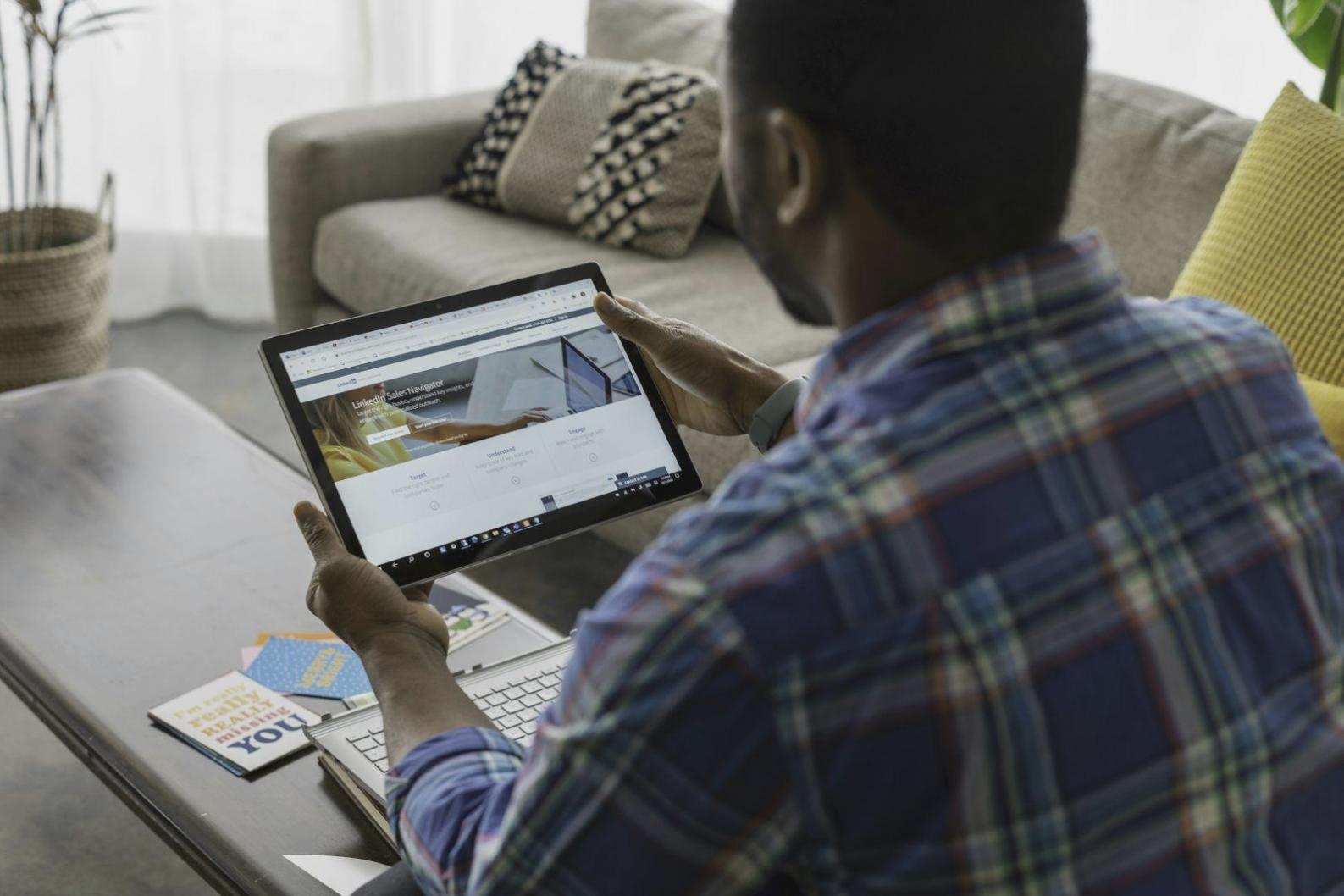 Studenti che lavorano su progetti di design UI/UX