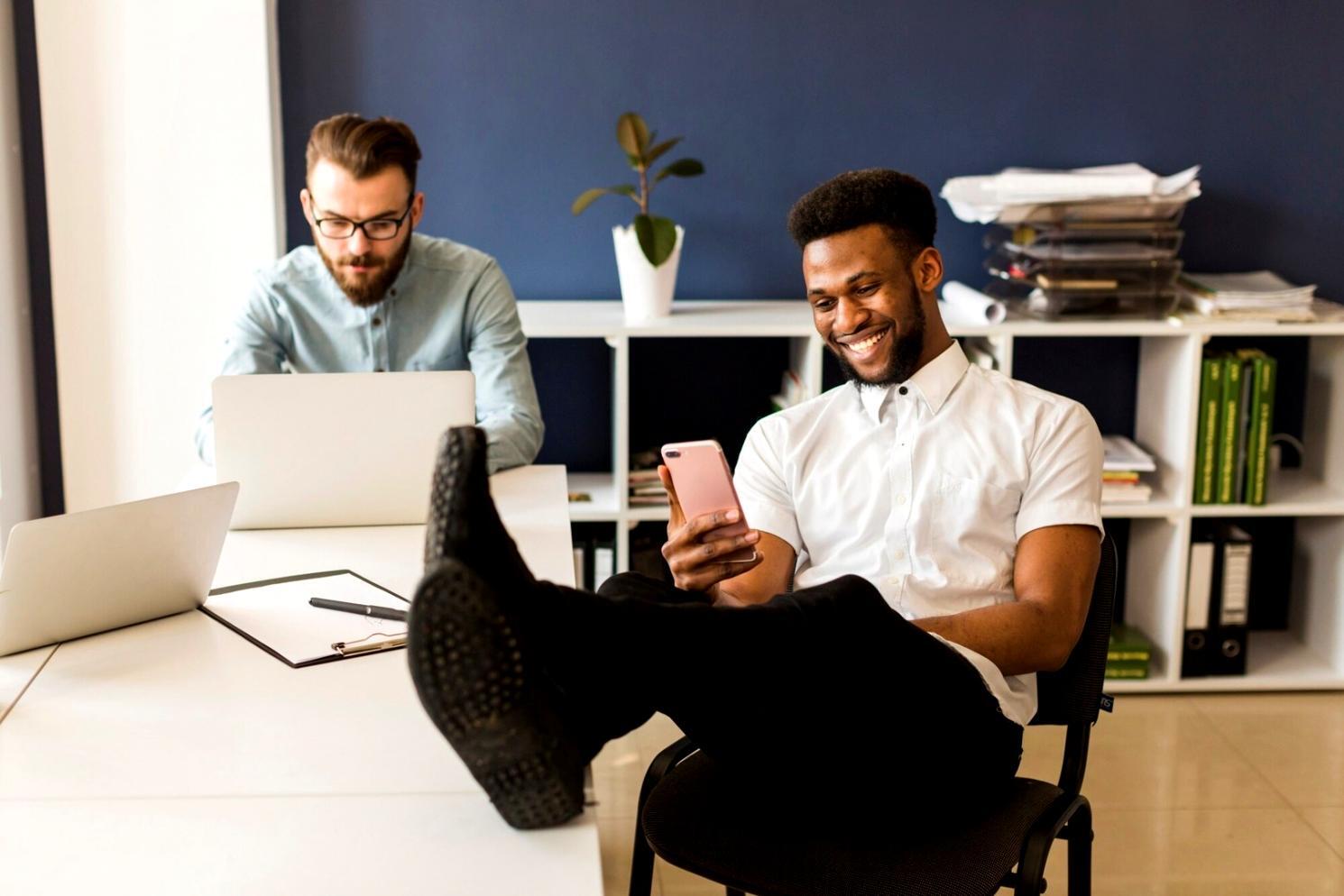 Workspace creativo con prototipi e note di design
